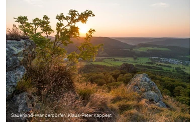 Blick von den Bruchhauser Steinen in das Sauerland bei Sonnenuntergang