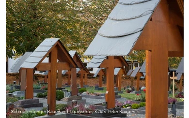 Holzkreuze auf dem Friedhof an der Wormbacher St. Peter und Paul Kirche
