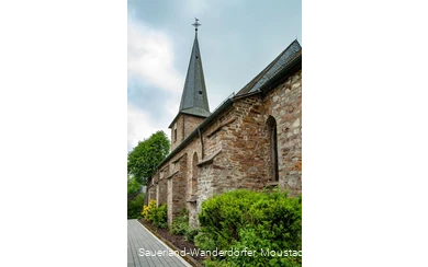 Blick auf den Kirchturm St. Dionysius