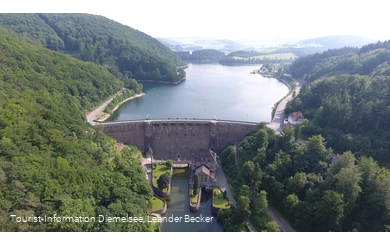 Staumauer - Leander Becker.JPG