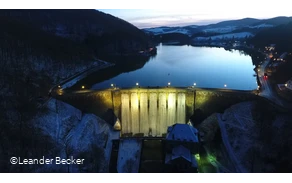 Diemelstaumauer beleuchtet von oben bei Nacht