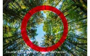 Landschaftstherapeutischer Weg mit roter Kreisinstallation der sogenannte Feenkranz