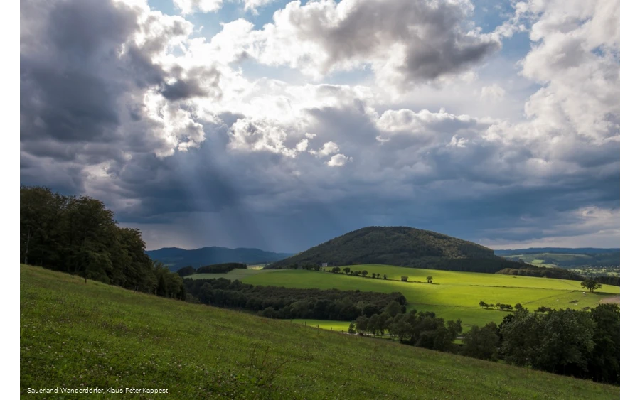 Malerischer Ausblick vom Wilzenberg bei aufziehendem Gewitter in den Sauerland-Wanderdörfern