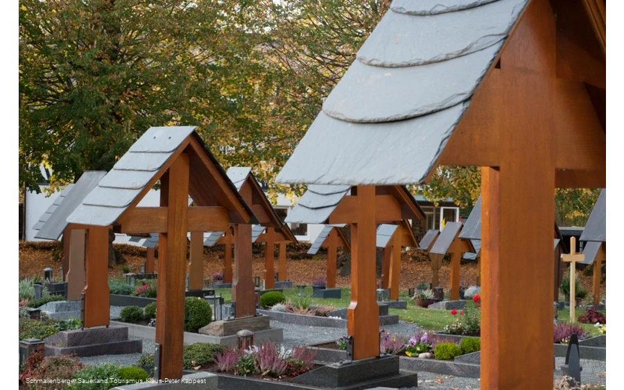 Holzkreuze auf dem Friedhof an der Wormbacher St. Peter und Paul Kirche