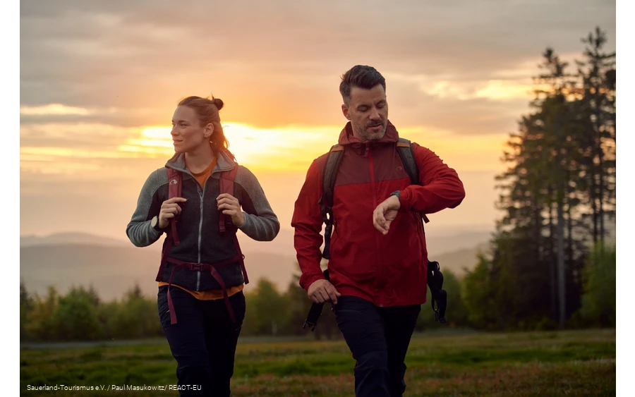 Ein Wanderpaar vor dem Sonnenuntergang