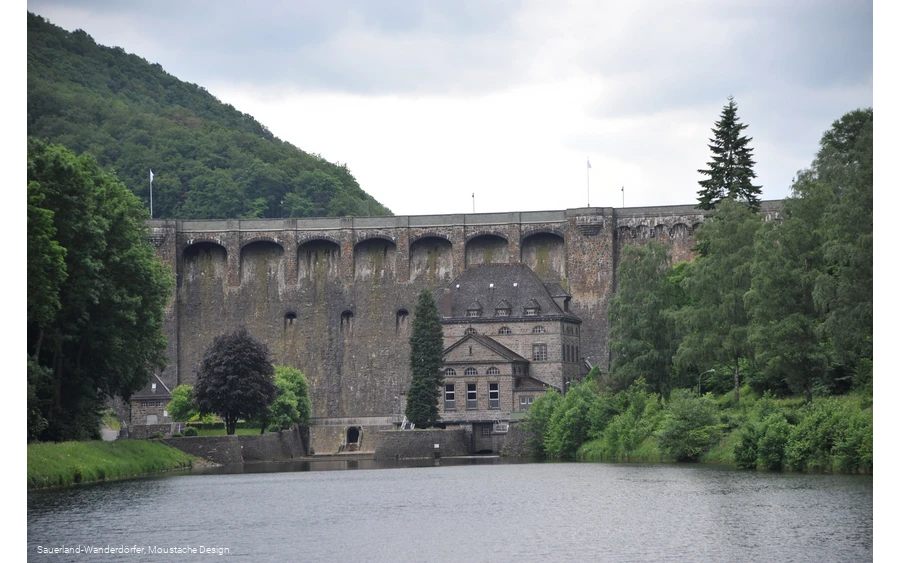 Staumauer am Diemelsee