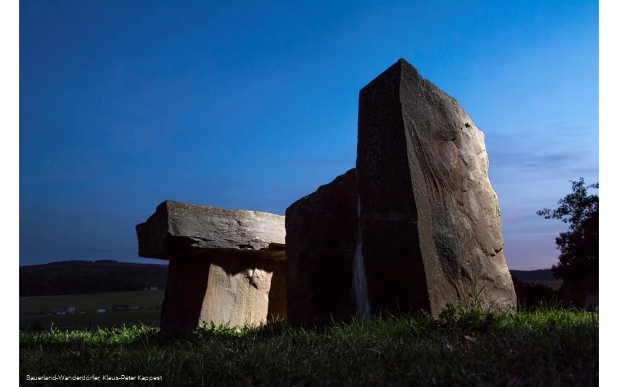 Freistuhl Düdinghausen in der Abenddämmerung