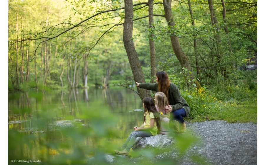 Eine Familie an den Almequellen