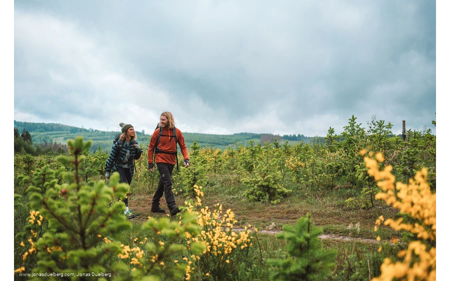 Wanderpaar auf einem Hoehenzug im Sauerland
