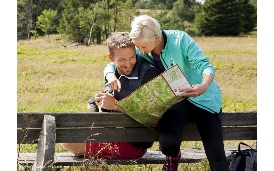 Blick auf eine Wanderkarte auf dem Kahlen Asten