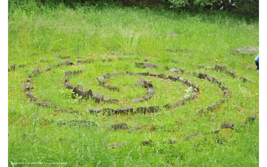 Steinbruch auf einer Wiese