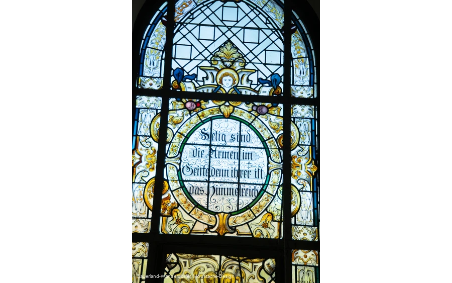 Buntes Kirchenfenster von Innen