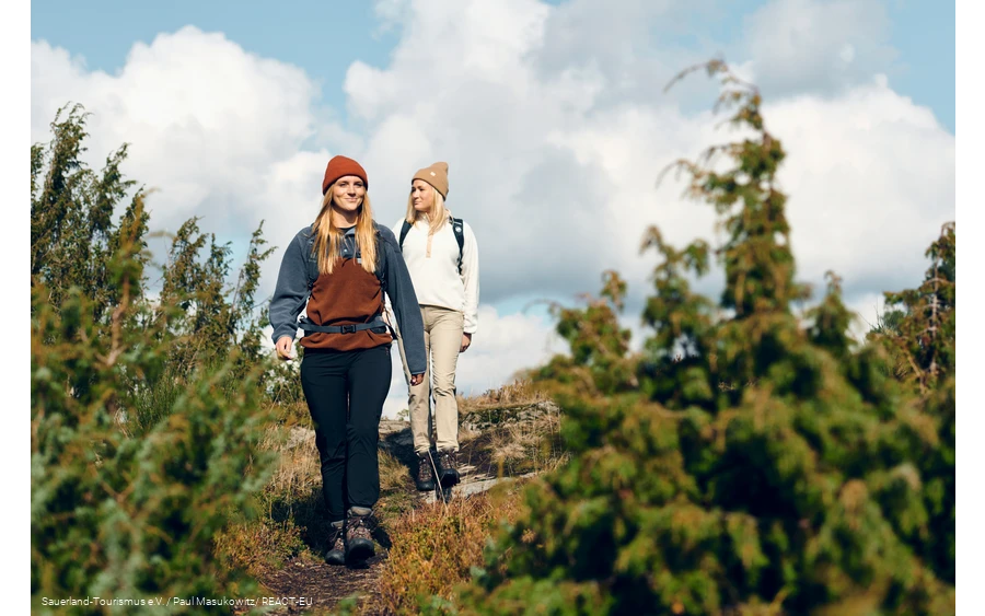 Zwei Wanderinnen auf einem schmalen Pfad