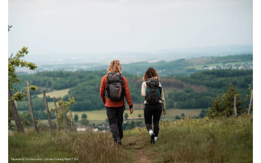 Zwei Wanderer unterwegs auf dem Sauerland-Höhenflug