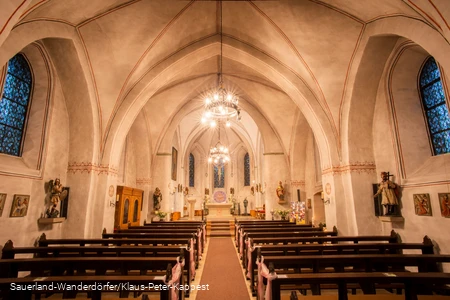 Blick in den Kircheninnenraum von St. Donysius