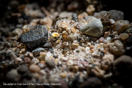 Goldfund zwischen Steinen