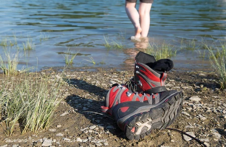 Wanderschuhe liegen am Diemelsee
