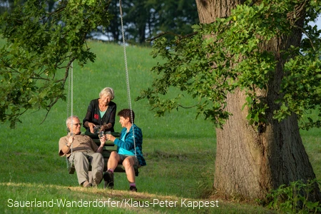 Gastfreundschaft auf einer Hängebank an der Eiche im Ohl