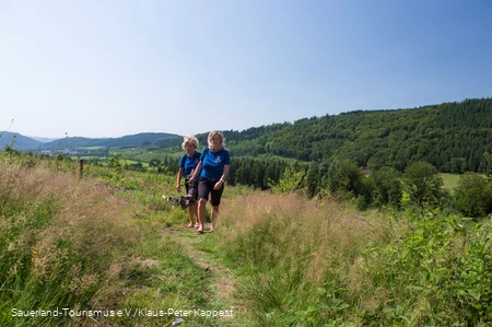 Zwei Kneippanimateurinnen auf dem Olsberger Kenippweg an einem Sommertag