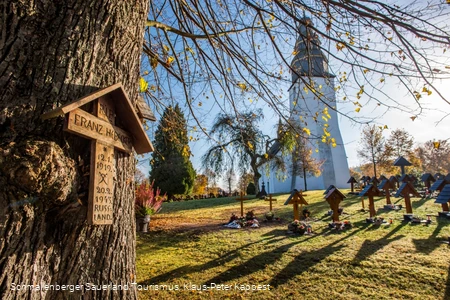 Sauerland-Wanderdörfer, Kirche in Wormbach mit Fokus auf einen Baum mit Kreuz