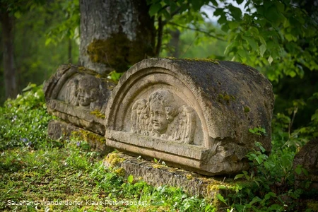Grabsteine mit Engelskopf "Am Kahlen"