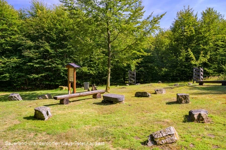 Blick auf den Gerichtsplatz am Siebenahorn