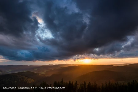 Sonnenuntergang vor beeindruckender Wolkenformation