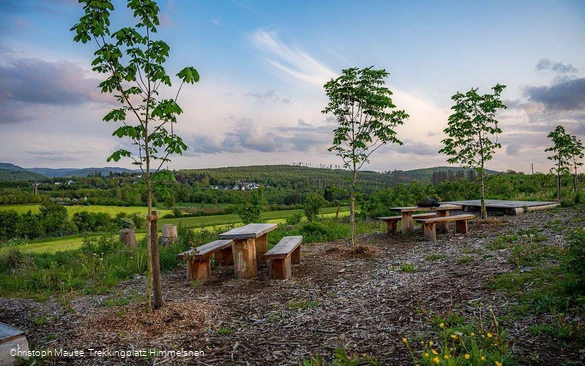 Blick auf die Pausenbänke am Trekkingplatz Himmelsnah