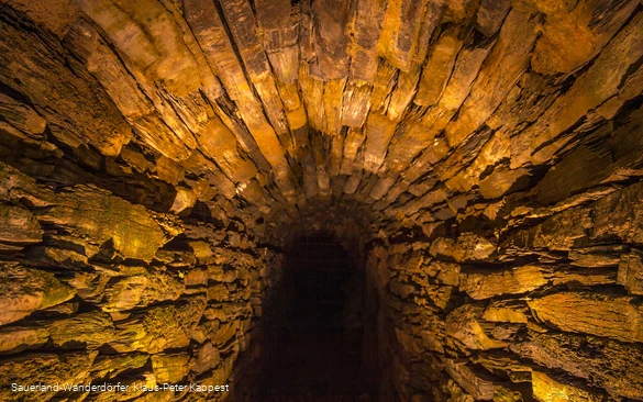 Beleuchtete Stollendecke im Philippstollen