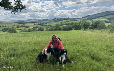 Die Bloggerin Dina Knorr von Borderherz mit ihren beiden Hunden im Sauerland