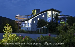 lagunenbad-rutschenturm-abends c) kurbetrieb-willingen.jpg