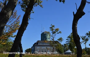 Astenturm auf dem Kahlen Asten bei blauem Himmel