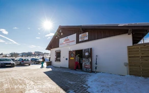 Außenansicht des Skiverleihs Brinkmann an der Kappe.
