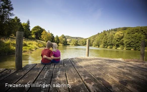 kinder-umarmung-steg-kleinsee-boemighausen c) freizeitwelt-willingen, sabrinity.jpg