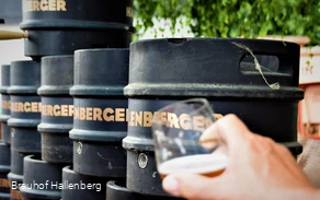Einige Bierfässer mit der Aufschrift Hallenberger.