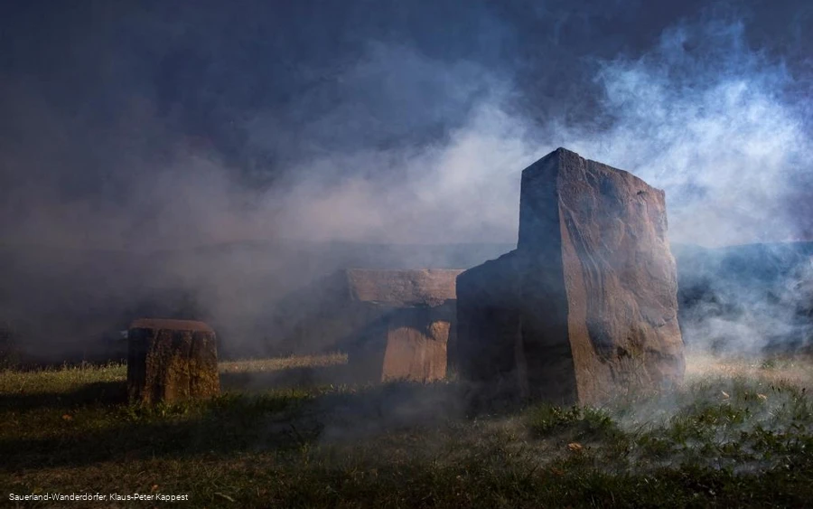 Der Freistuhl Düdinghausen bei Medebach im Nebel