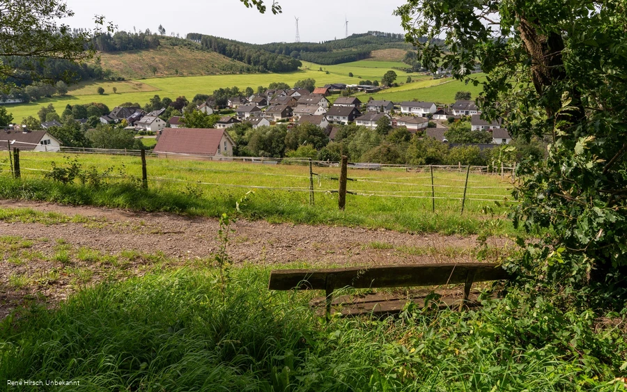 Bank mit Blick auf Rahrbach
