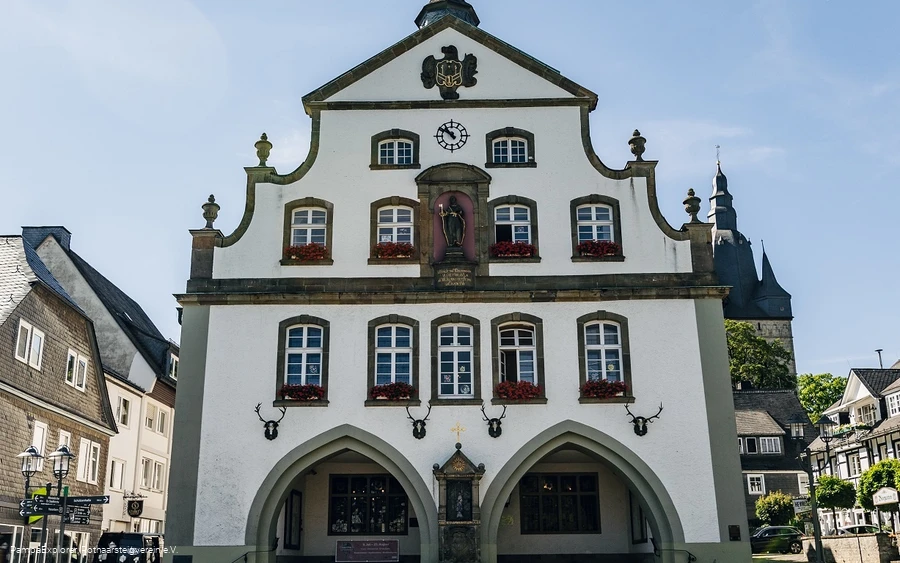 Historisches Rathaus Brilon als Start- und Zielpunkt des Rothaarsteig