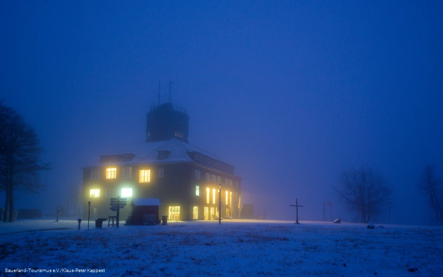 Wintermorgen im Dunklen auf dem Kahlen Asten Wintermorgen auf dem Kahlen Asten mit beleuchtetem Astenturm