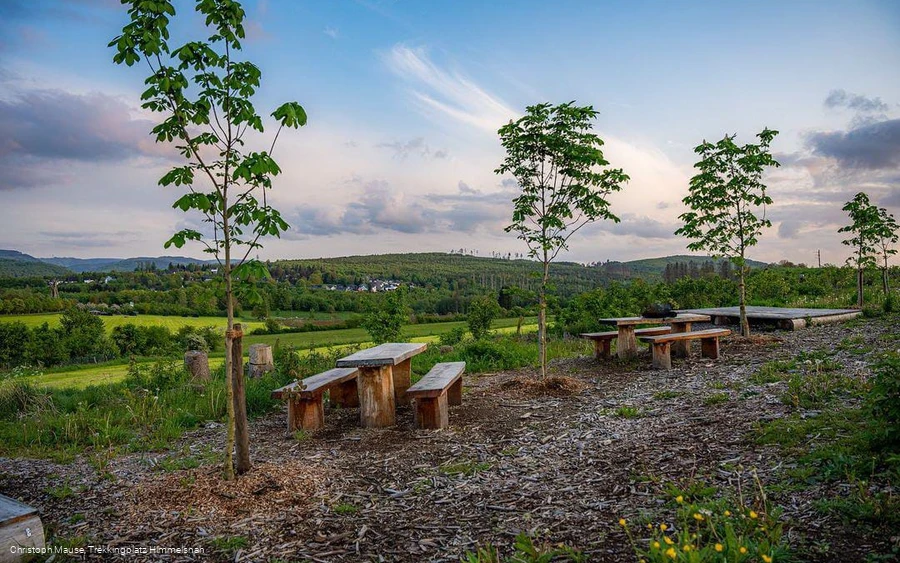 Blick auf die Pausenbänke am Trekkingplatz Himmelsnah