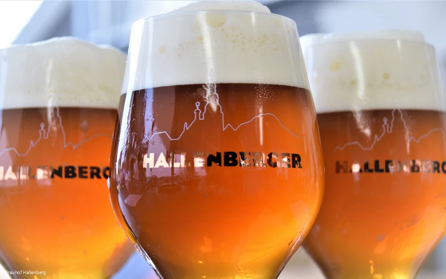 Drei mit Bier gefüllte Biergläser.