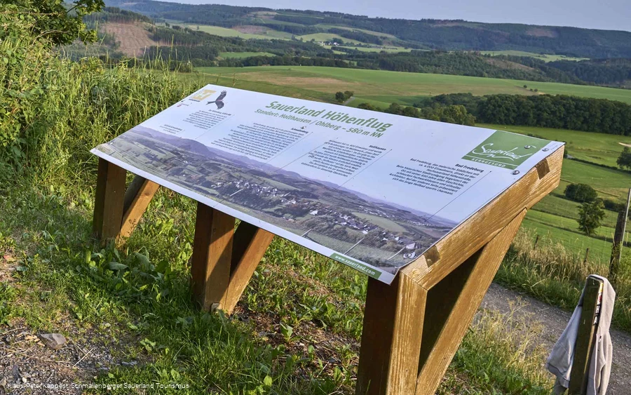 Infotafel des Sauerland Höhenflugs bei Holthausen