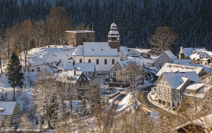Panoramablick auf die Ortsmitte von Nordenau im Winter