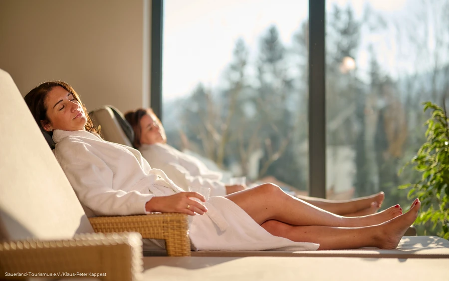 Wellness im Schinkenwirt Zwei Frauen relaxen im Wellnessbereich vom Hotel Schinkenwirt