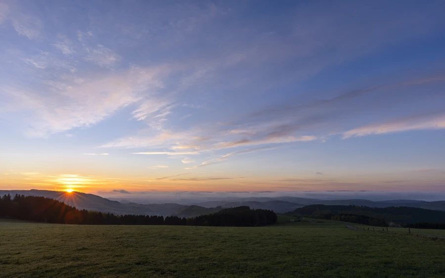 Erste Sonnenstrahlen an einem winterlichen Morgen auf dem Krutenberg
