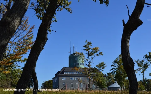 Astenturm auf dem Kahlen Asten bei blauem Himmel