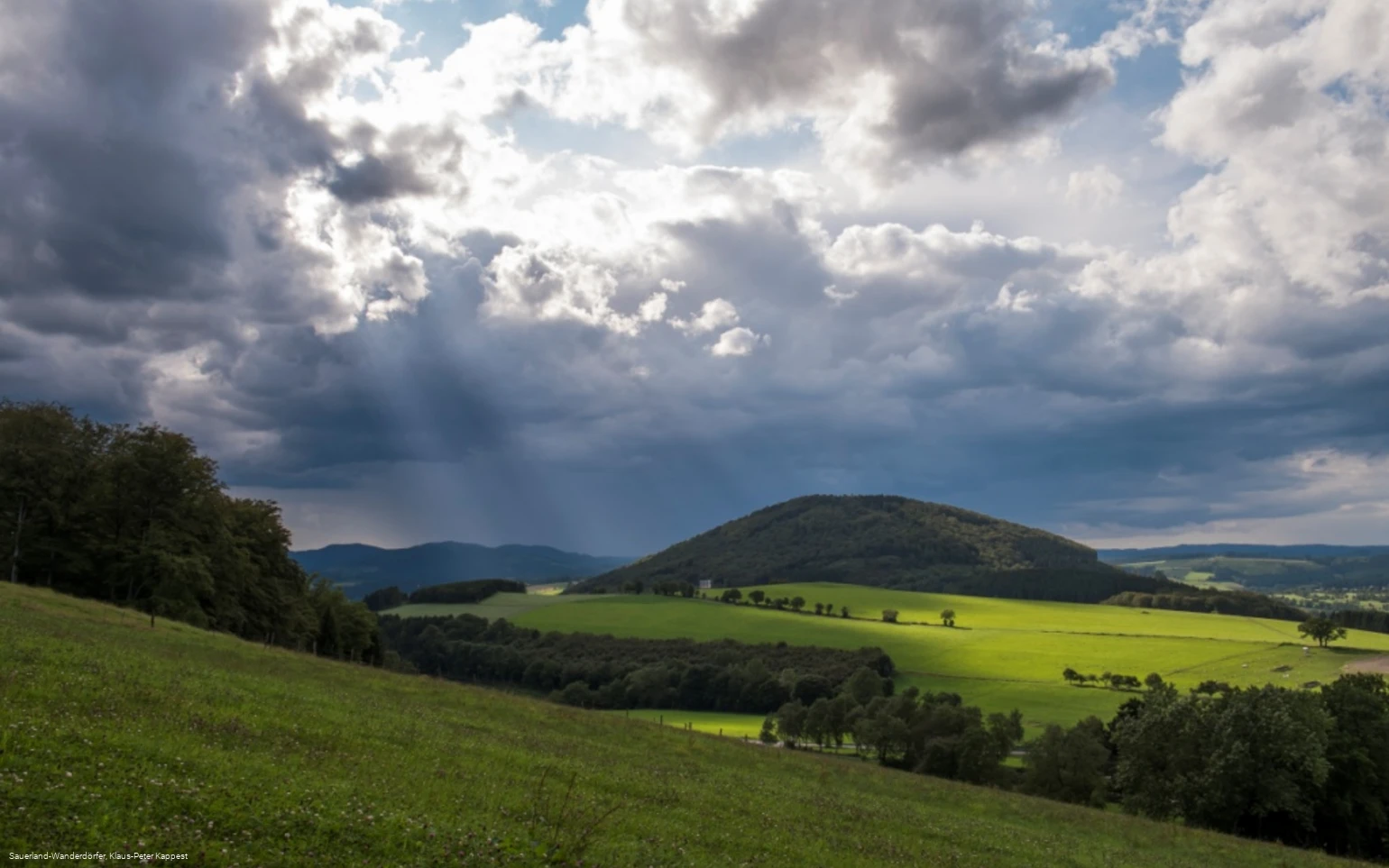 Malerischer Ausblick vom Wilzenberg bei aufziehendem Gewitter in den Sauerland-Wanderdörfern