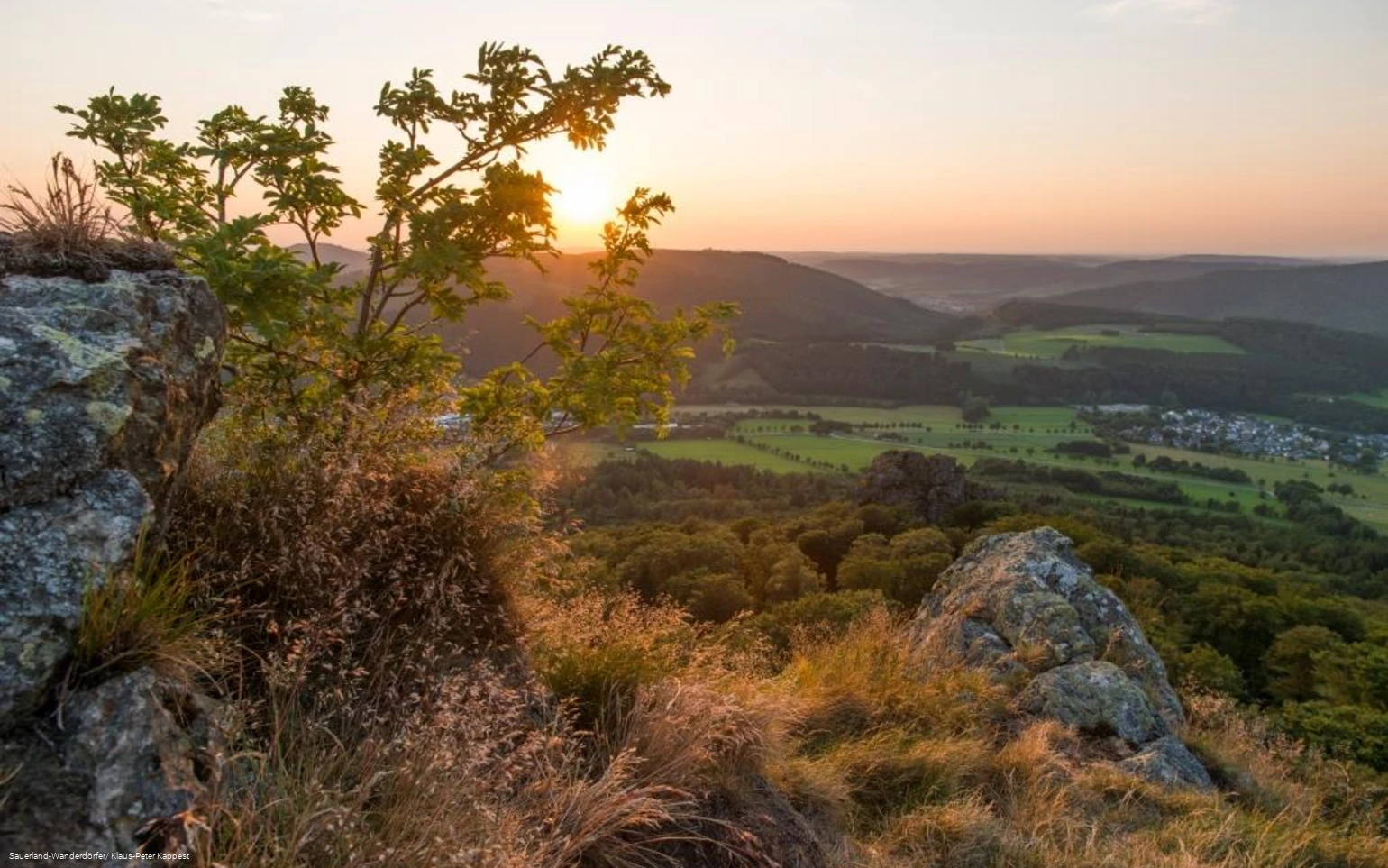 Blick von den Bruchhauser Steinen in das Sauerland bei Sonnenuntergang
