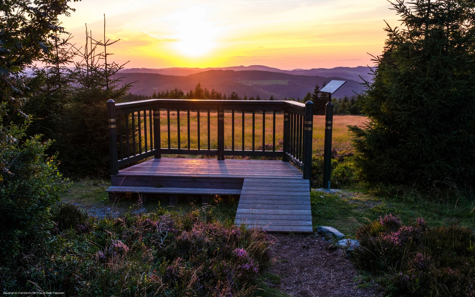 Sonnenuntergang an der Aussichtsempore am Goldenen Pfad