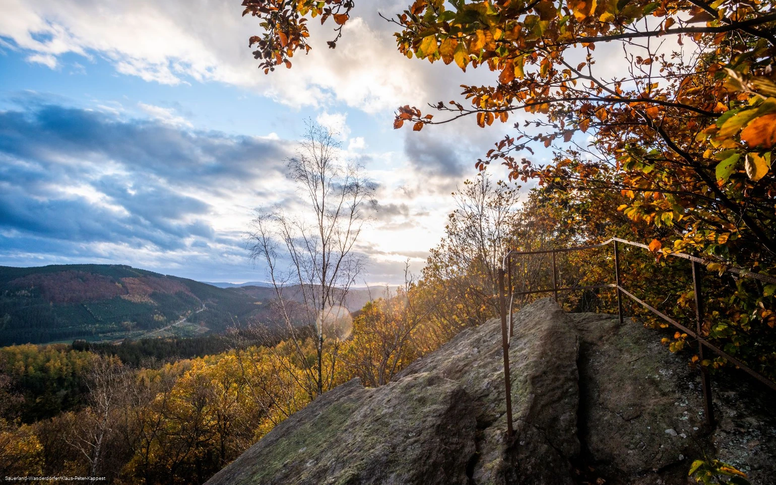 Ausblick auf das Lennetal vom Rinsleyfelsen im Herbst